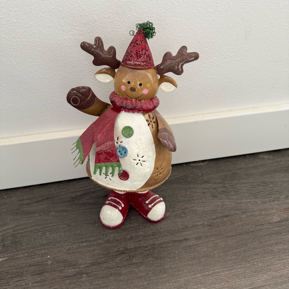 Friendly reindeer with tea light ability